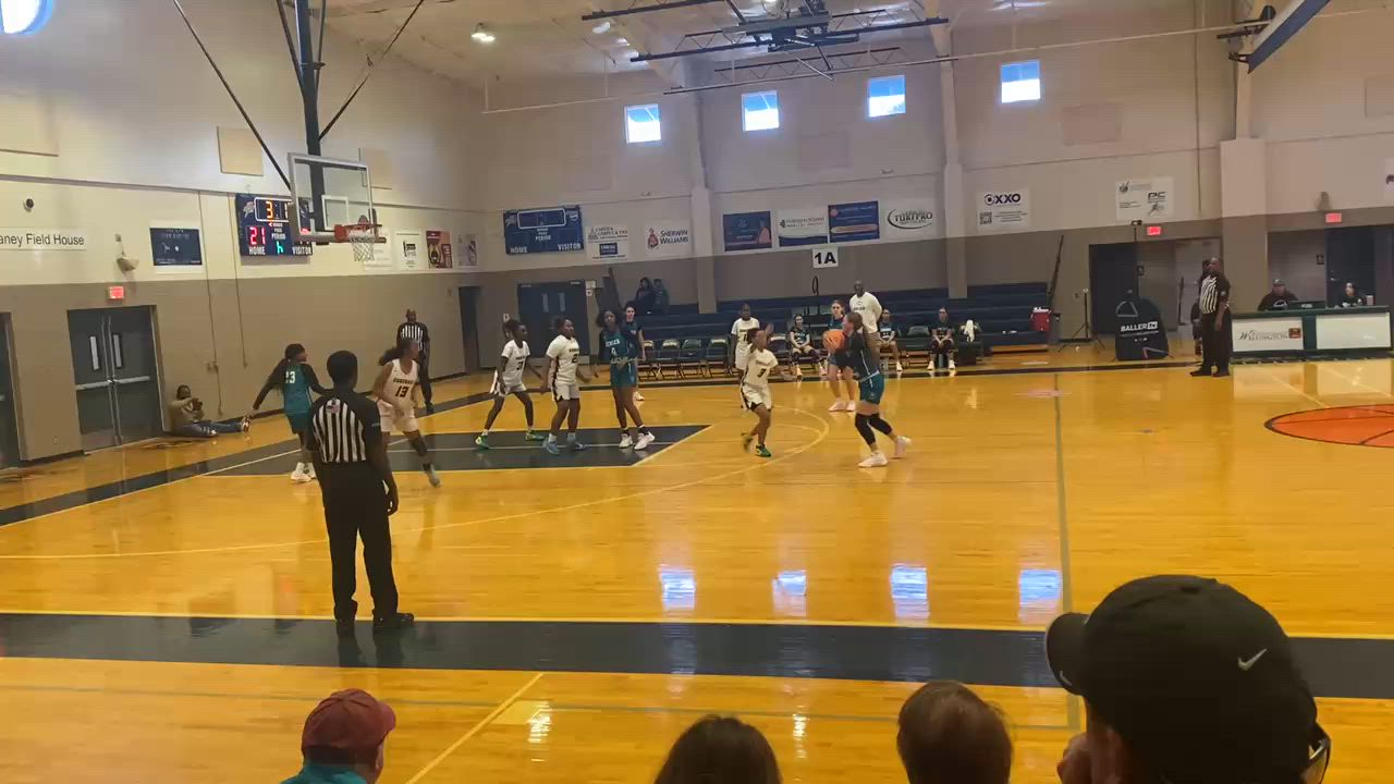 Mo McFadden hits baseline shot