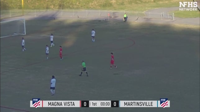 Due to an error from the magna vista defense Josue scores from outside the 18 to the bottom left corner