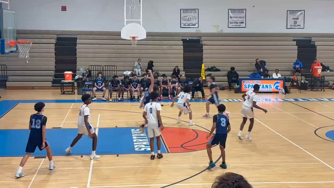 Gabriel Domínguez| Attacks the basket