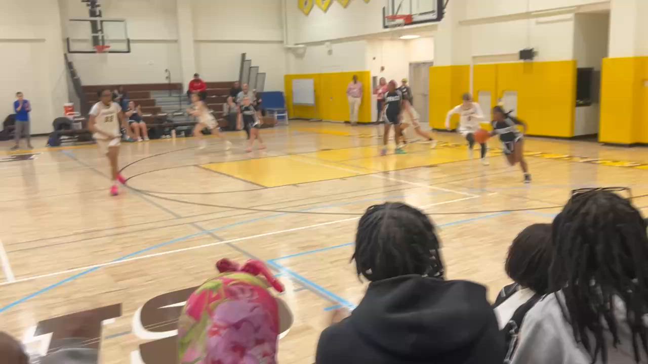 Samaiia Oliver fast break layup on Milan Trusty