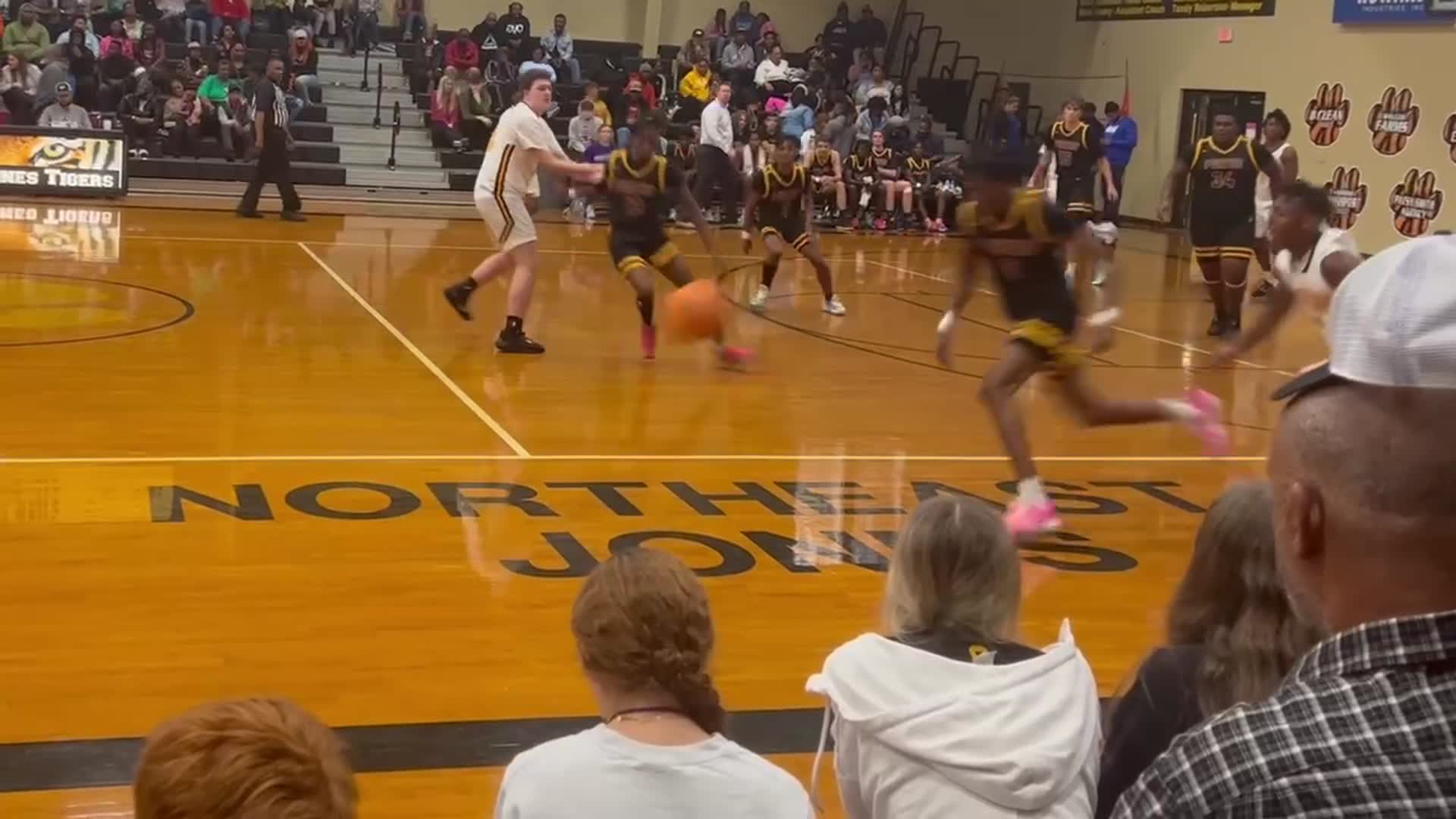 Bredren ELenus taking them to the basket!