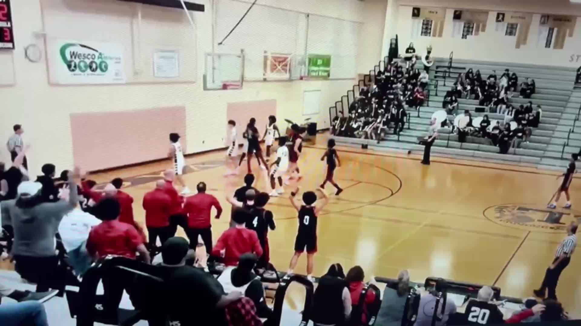 Alley-oop to teammate