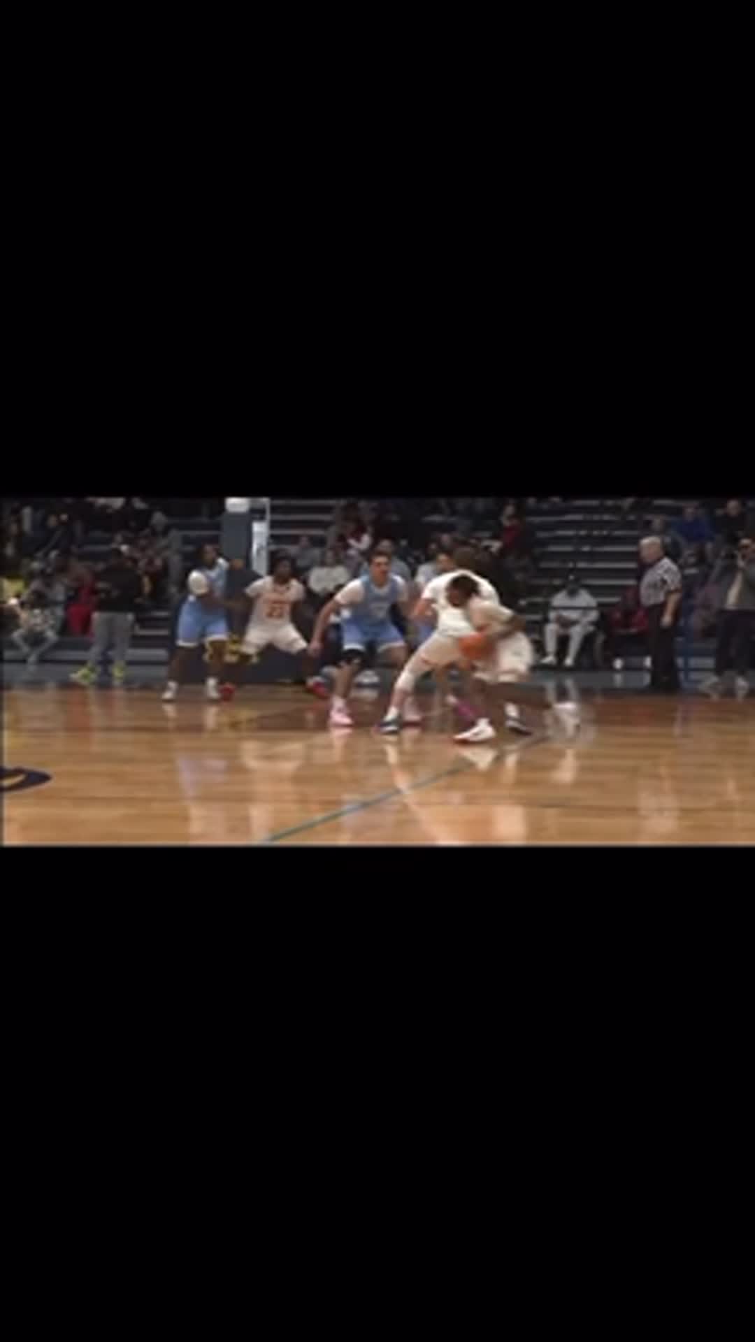 Zyair Hudson driving down the lane