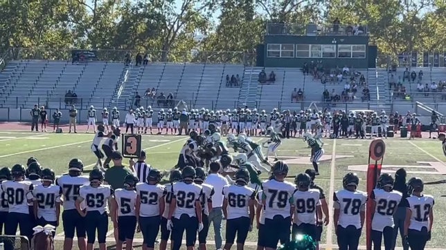 QB #1 D. Robinson completes 8 yard pass to WR #2 E. Vernon for a first down.