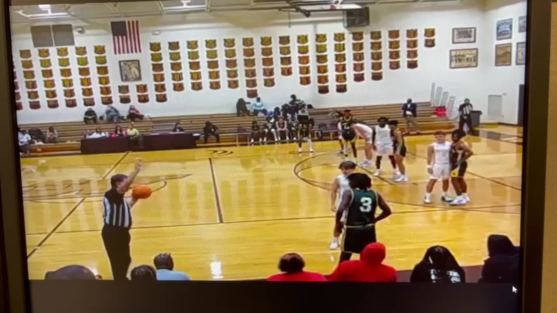 Quintavus Anderson with a 3 at the Buzzer!