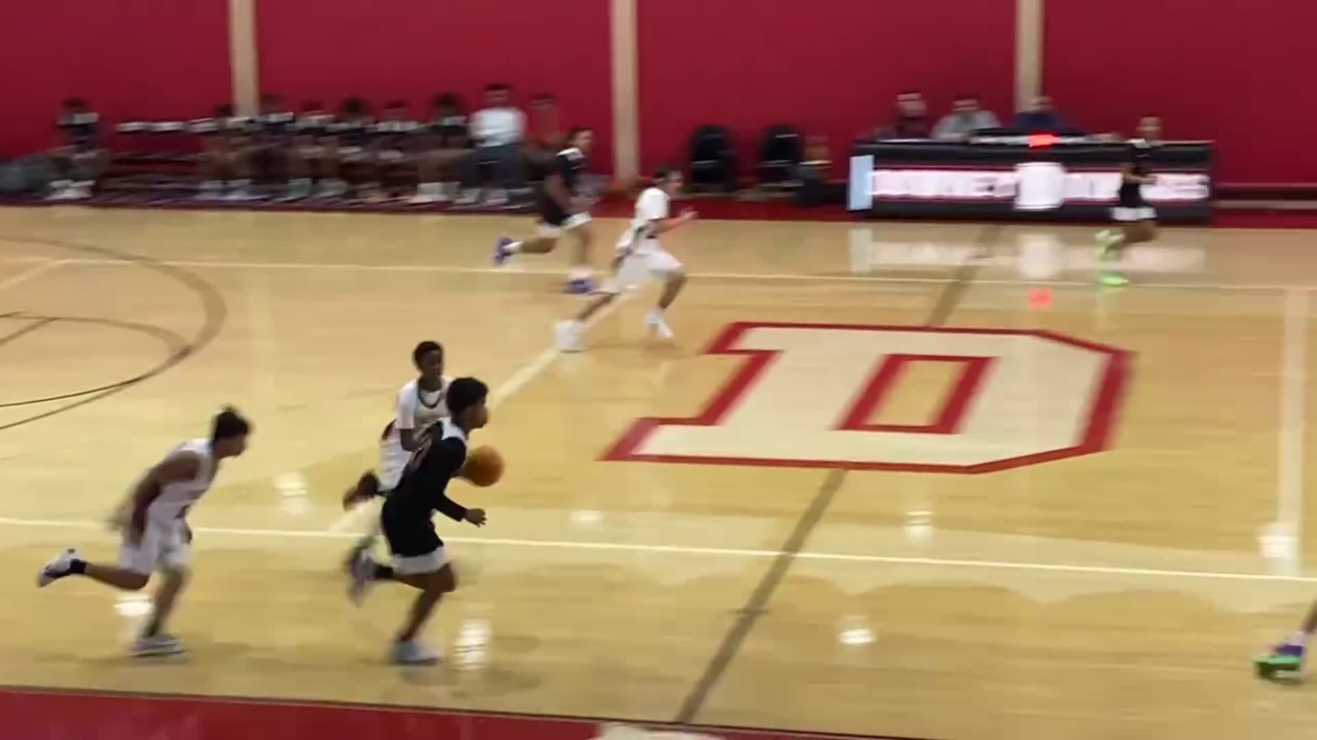 Samuel Smith(#10) finds teammate Dylan Frost(#23) for the quick 2