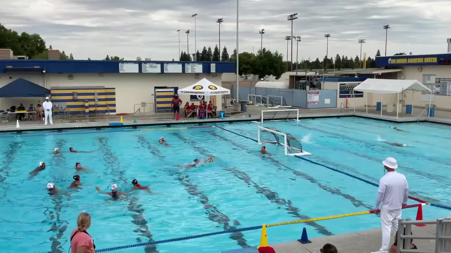 Liv Saldate fights for a goal in set