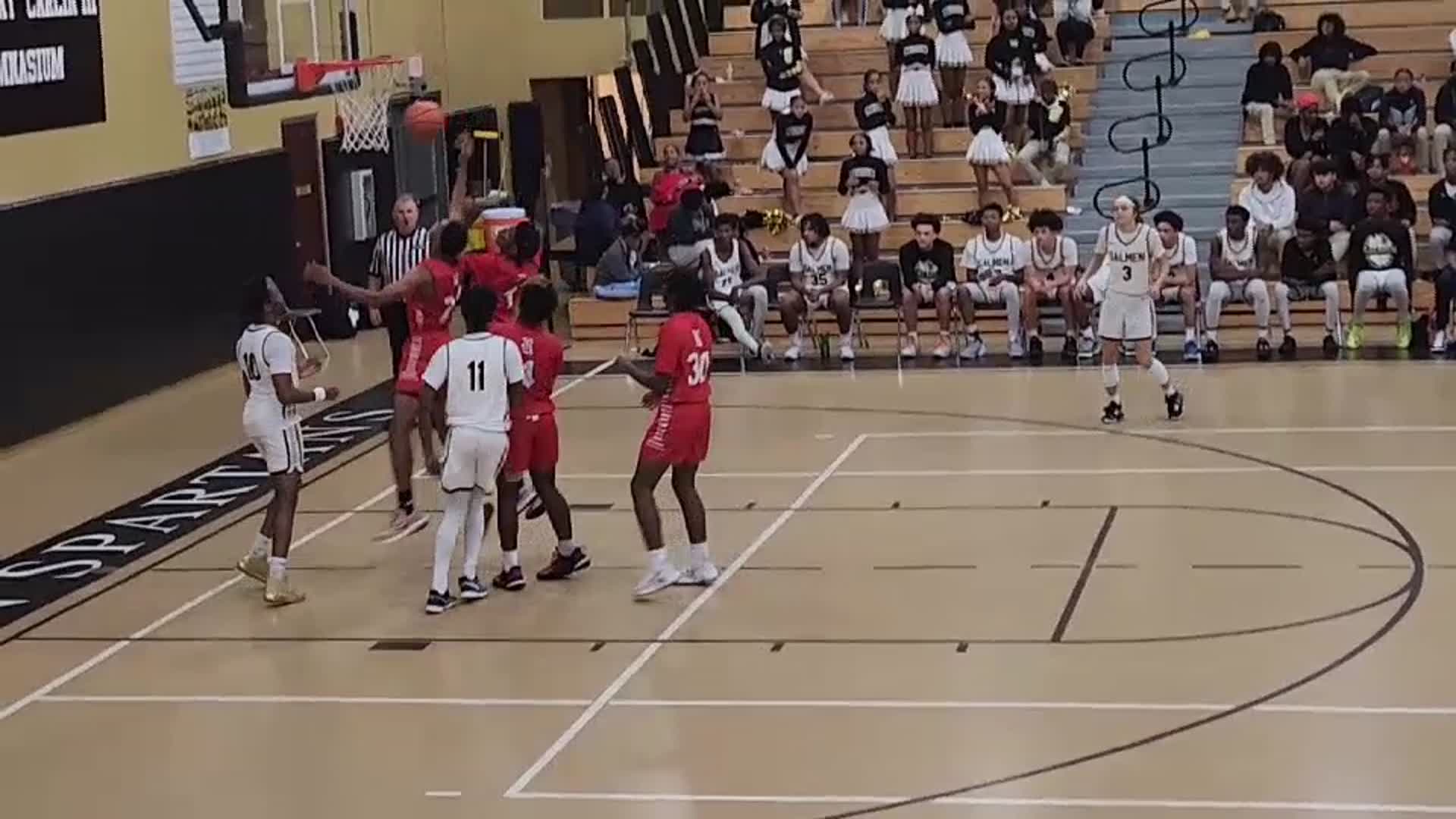 Shawn Washington goes up strong for the layup and 1.