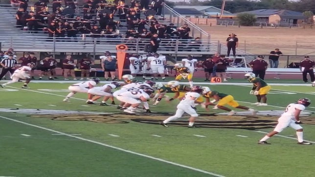 Elijah reads the play from the snap, and takes it to the house.