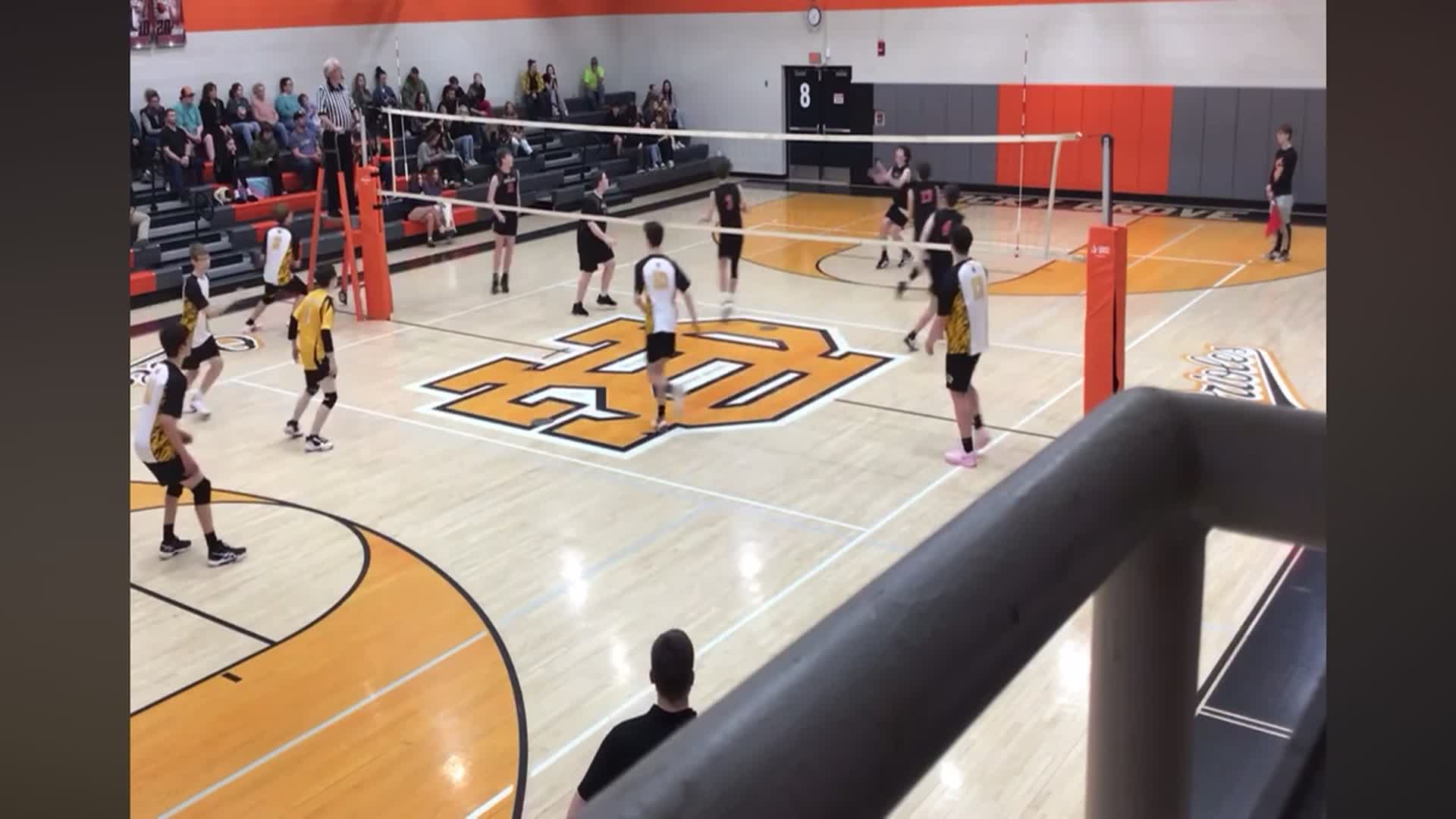 6'5 Senior Andrew Williams Absolutely Spanks A Middle Hit, Annihilating the Maplewood Tigers