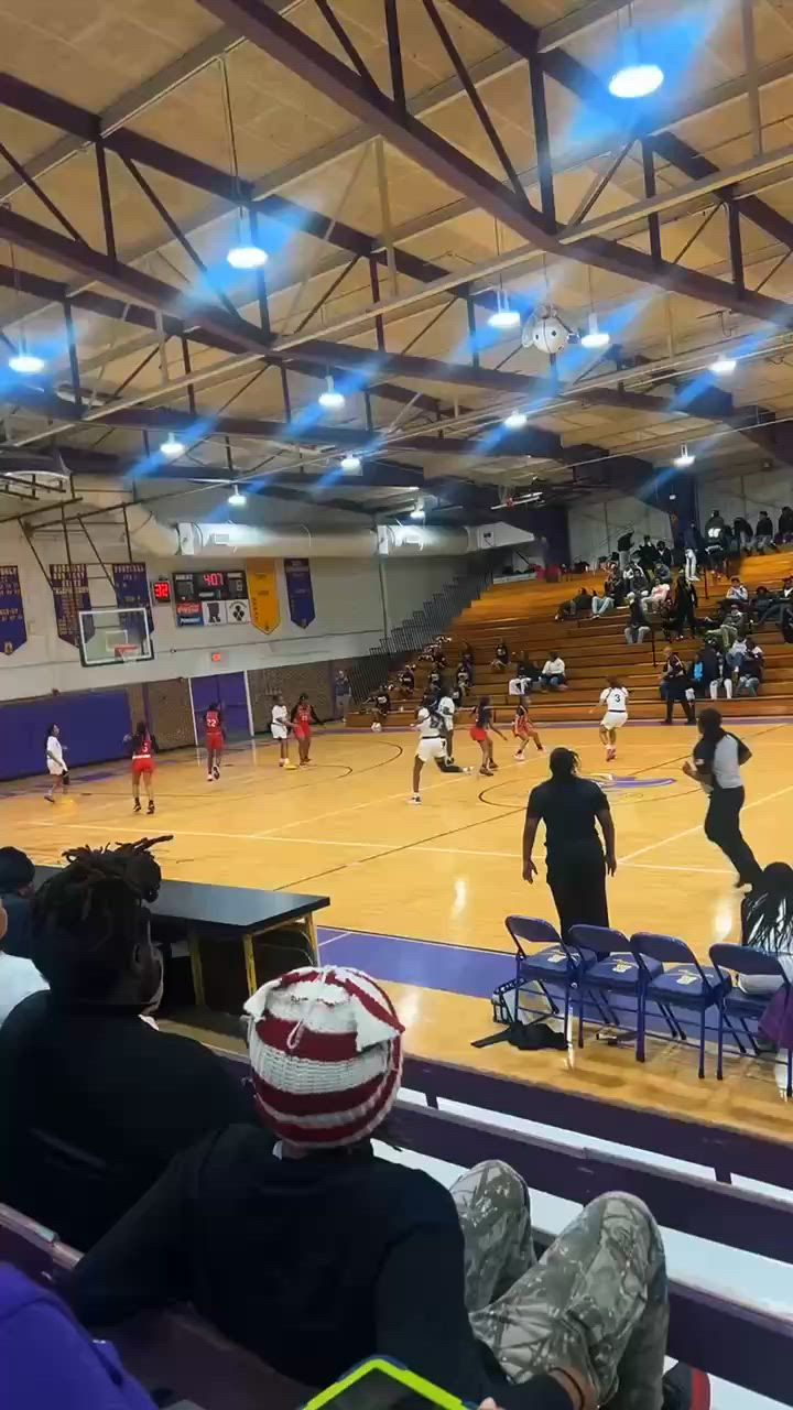 Just a girl who love Basketball!!