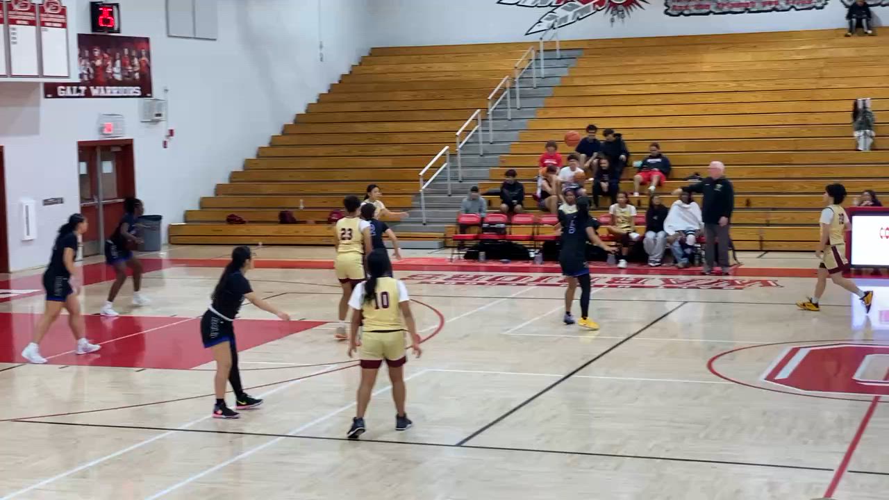 Sr Azure Curry , off the dribble, pull up.