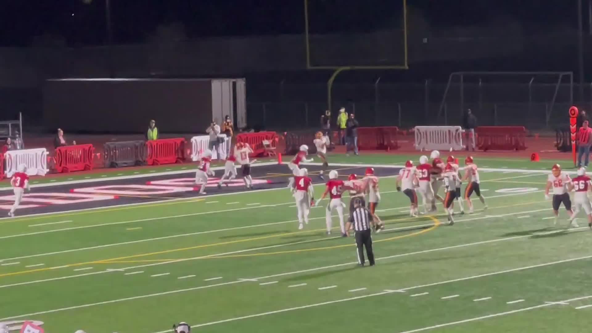 4th quarter Kamiakin takes the lead #9 Trent Woodhouse to #0 David Kuku for 37 yard reception