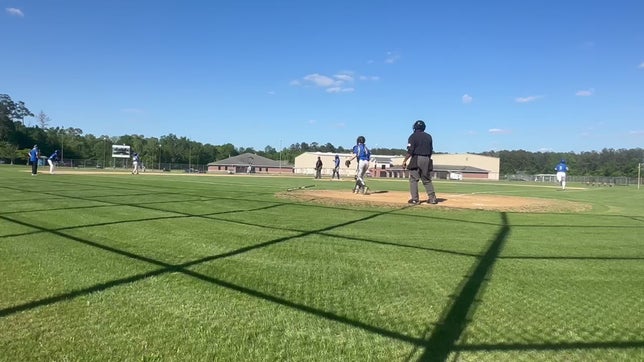Samuel Ranel with a fly hit to centerfield for a single! Allowing Ty'reon Bennett to score for the Vikings