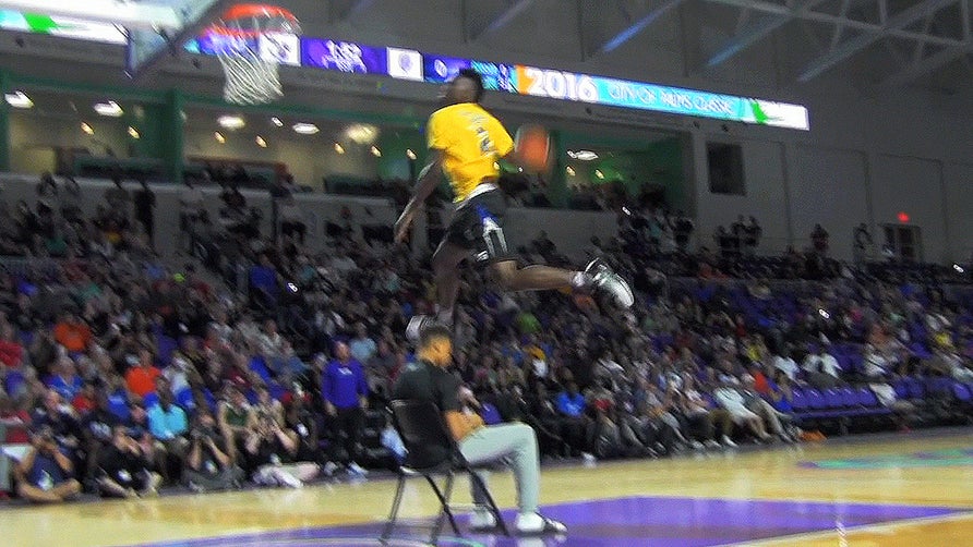 Emmitt Williams takes home the top spot in the dunk contest at the 2016 City of Palms basketball tournament.