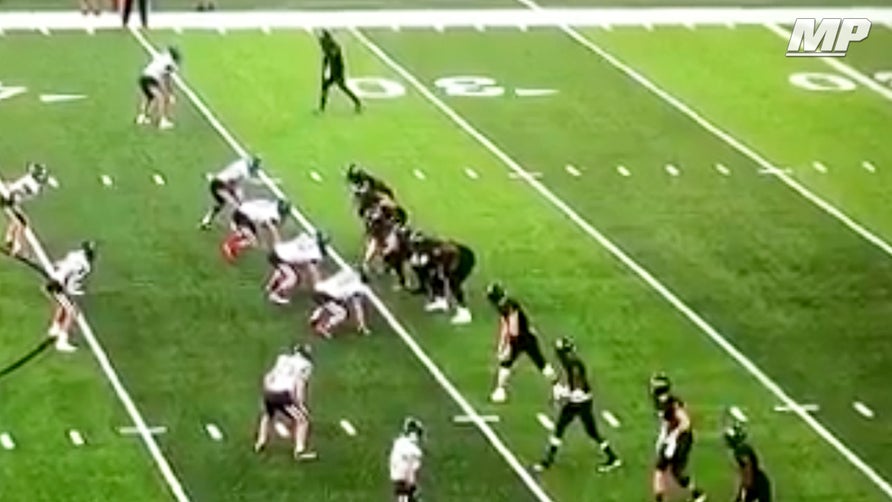 Robinson (AR) runs a very unique jet sweep for a touchdown when Mekel Kentle takes this one to the house. 

Courtesy of Coach Brian Maupin
(@BMop25).