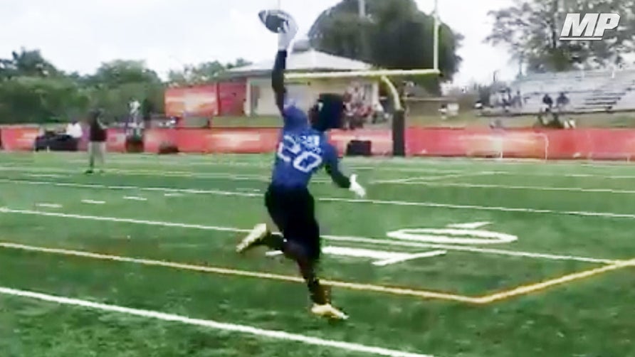 St. Thomas Aquinas' (FL) 4-star wide receiver Elijah Moore makes a nice one-handed snag.

Video courtesy @_ALLHANDS