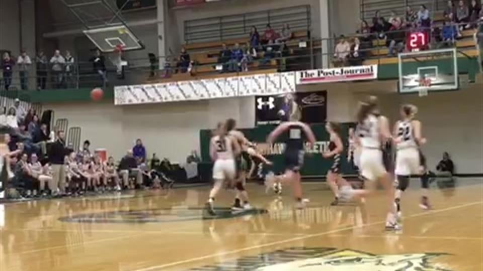 Woodis Finds Henry Under the Basket in the 4th Quarter