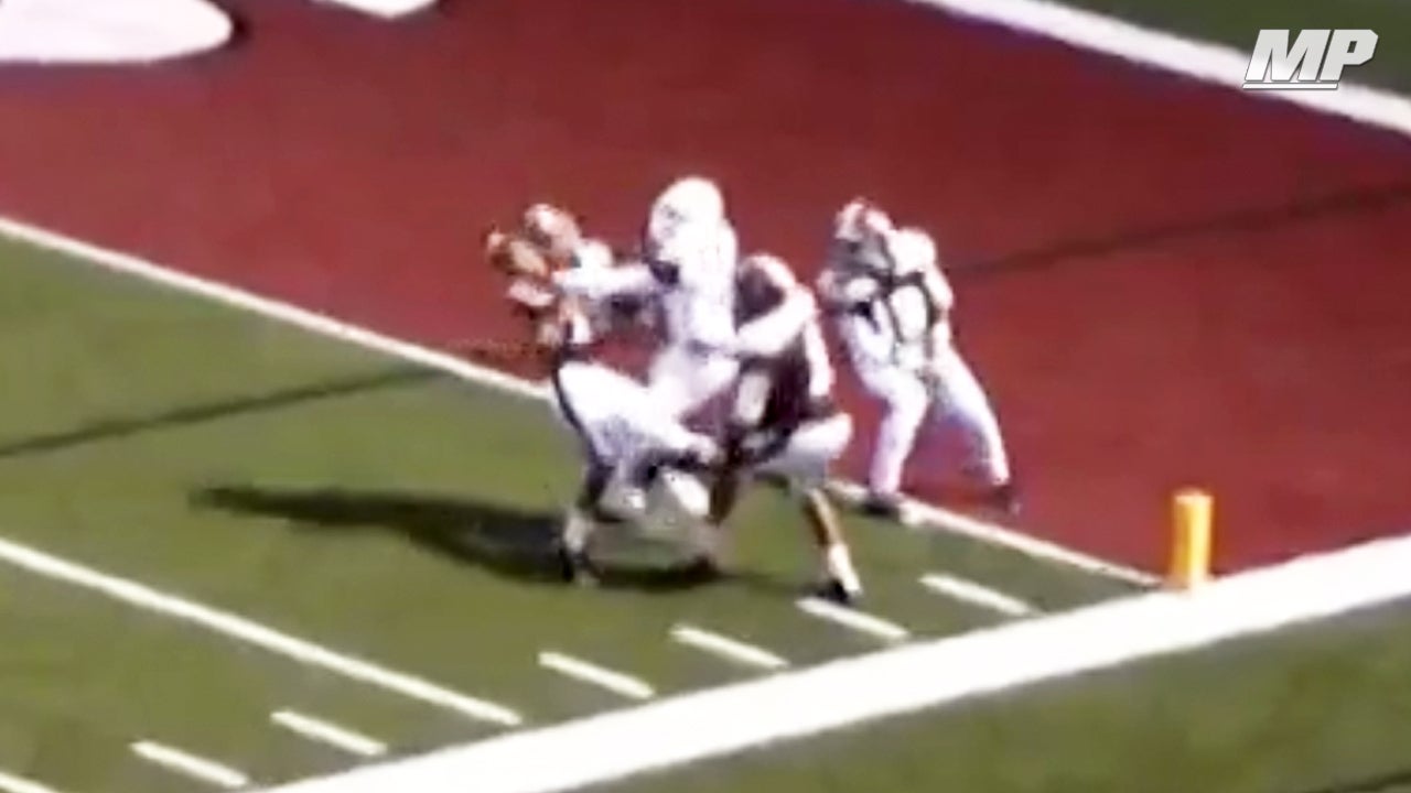 Collin Chambers pulls off circus catch for TD