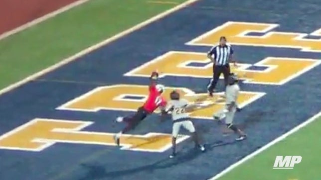 DeKendrick Bender of Marshall (TX) somehow pulls off one of the most miraculous catches you will ever see!