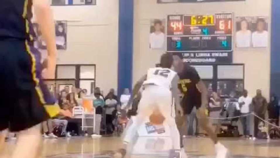 RJ Barrett dunks over 2 defenders!