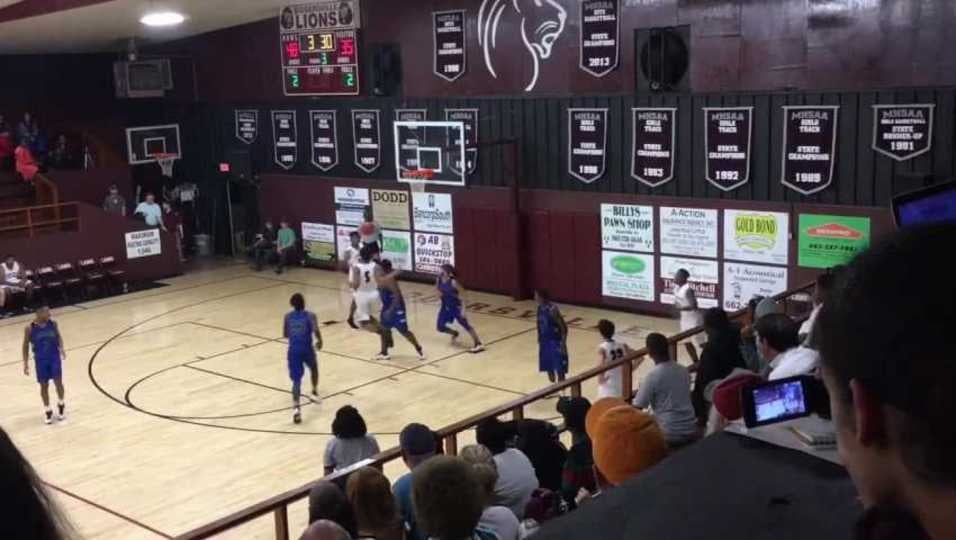 "ªJon D Warren"¬ with a nice pass to"¬ "ªMikey McIntosh"¬ for the basket