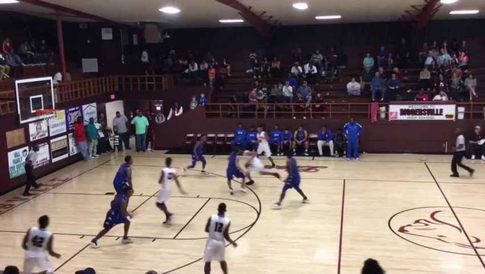 "ªJon D Warren"¬ with the dish to Mikey McIntosh"¬ for the open layup"¬