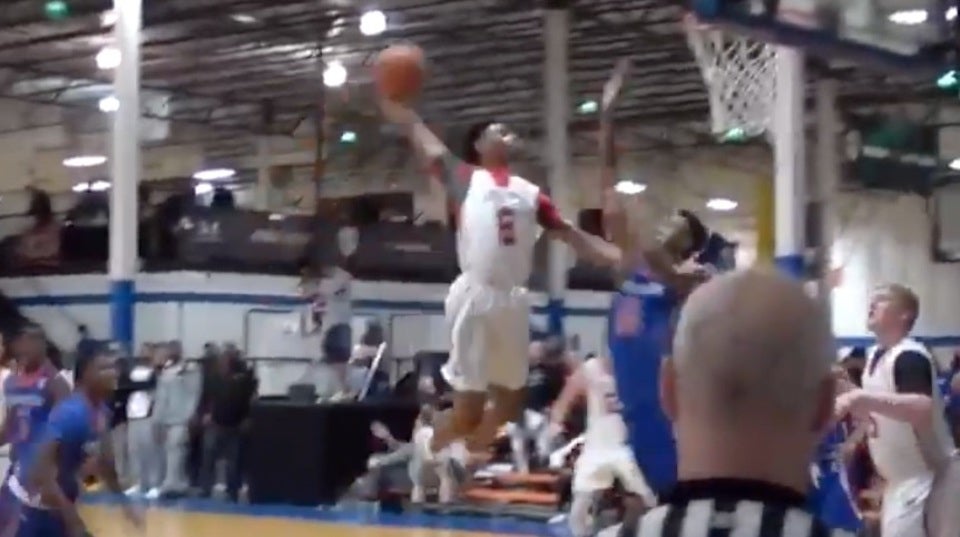 Nike Sibande posterizes 6-foot-11 defender