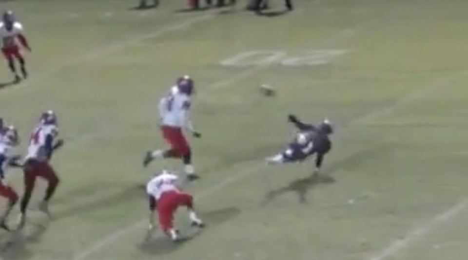 Behind-the-back touchdown pass