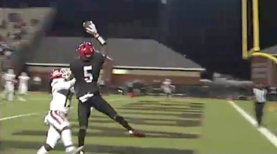 No. 1 Alabama recruit reels in sick one-handed snag
