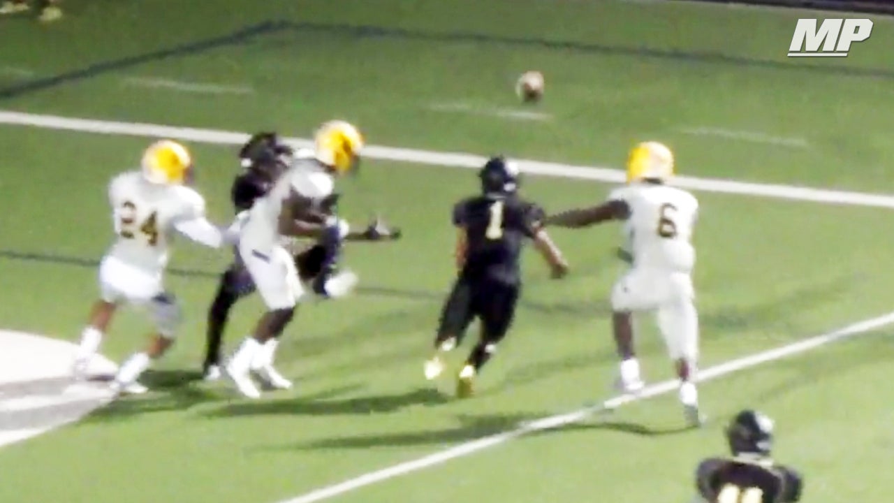 Texas WR makes acrobatic TD grab