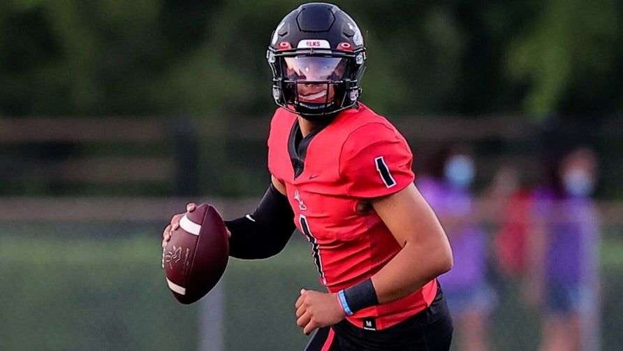 Sophomore season highlights of Chandler's (AZ) 5-star quarterback Dylan Raiola. Highlights are from sophomore season at Burleson (TX). He threw for 3,341 yards and 32 touchdowns.