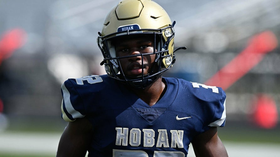 Senior season highlights of Archbishop Hoban's (Akron, OH) 3-star running back Lamar Sperling. He finished his senior season with nearly 4,000 yards rushing and 59 touchdowns.