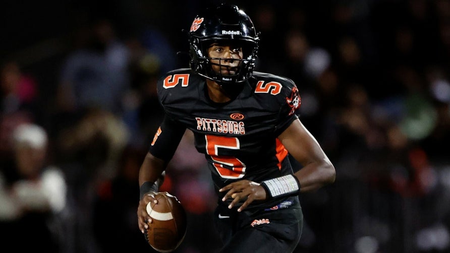 Senior season highlights of Pittsburg's (CA) 4-star quarterback Jaden Rashada. He finished his senior campaign throwing for 3,055 yards and 32 touchdowns. He added 419 yards rushing and seven scores.