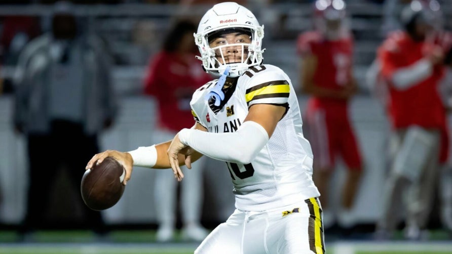 Junior season highlights of Mililani's (HI) 3-star quarterback Treston McMillan.