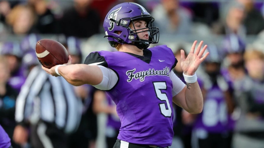 Senior season highlights of Fayetteville's (AR) 3-star quarterback Drake Lindsey. He threw for 3,916 yards and 52 touchdowns.