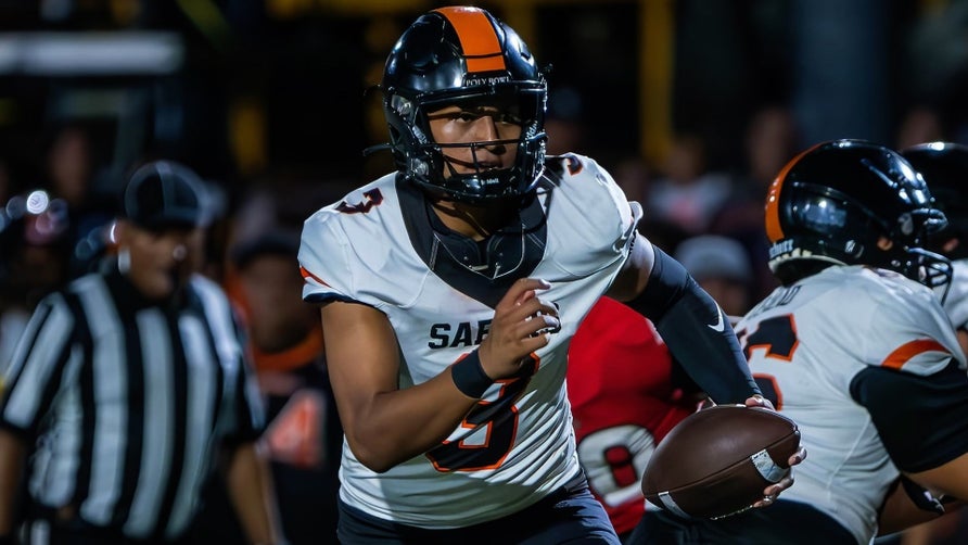 Senior season highlights of Campbell's (Ewa Beach, HI) 4-star quarterback Jaron Keawe Sagapolutele. Through nine games he has thrown for 2,997 yards and 45 touchdowns.