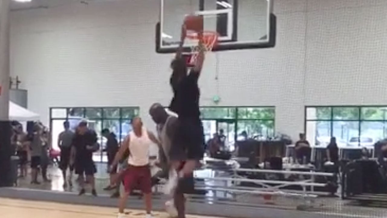 Shareef O'neal dunks on dad Shaq