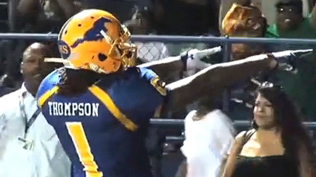 Shaq Thompson runs around the defense