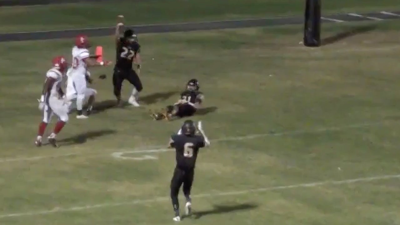 Spin, scramble, long pass and catch over defenders - #MPTopPlay