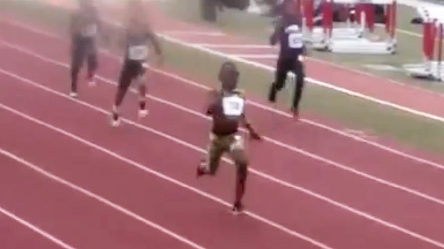 10-year old Bunchie Young of Los Angeles, California shows off his speed in this video. Earlier in the week Illinois offered him a football scholarship. 

Video courtesy of Under The Radar (@_UnderTheRadar_)