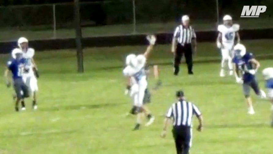 Northeast's (IA) Dawson Stoll makes a nice one-handed grab and takes it 99-yards for the touchdown.