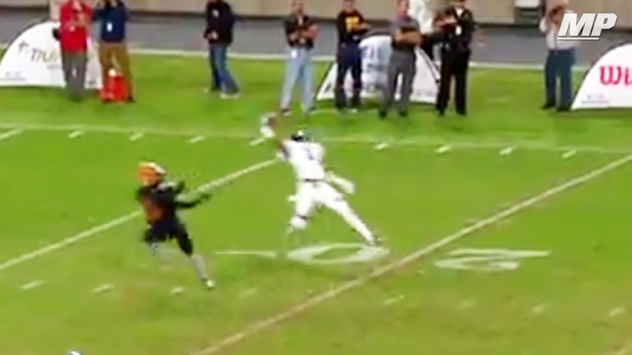 Imani Lee makes one-handed INT