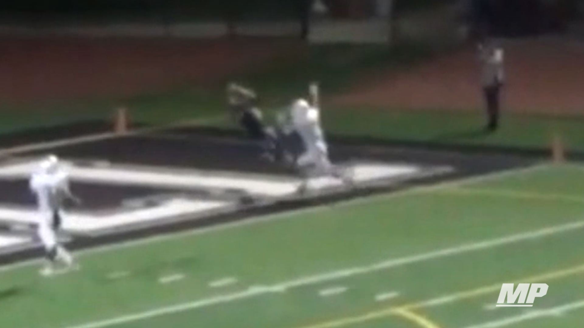 Botched Snap Turns into a 28-yard Diving Catch