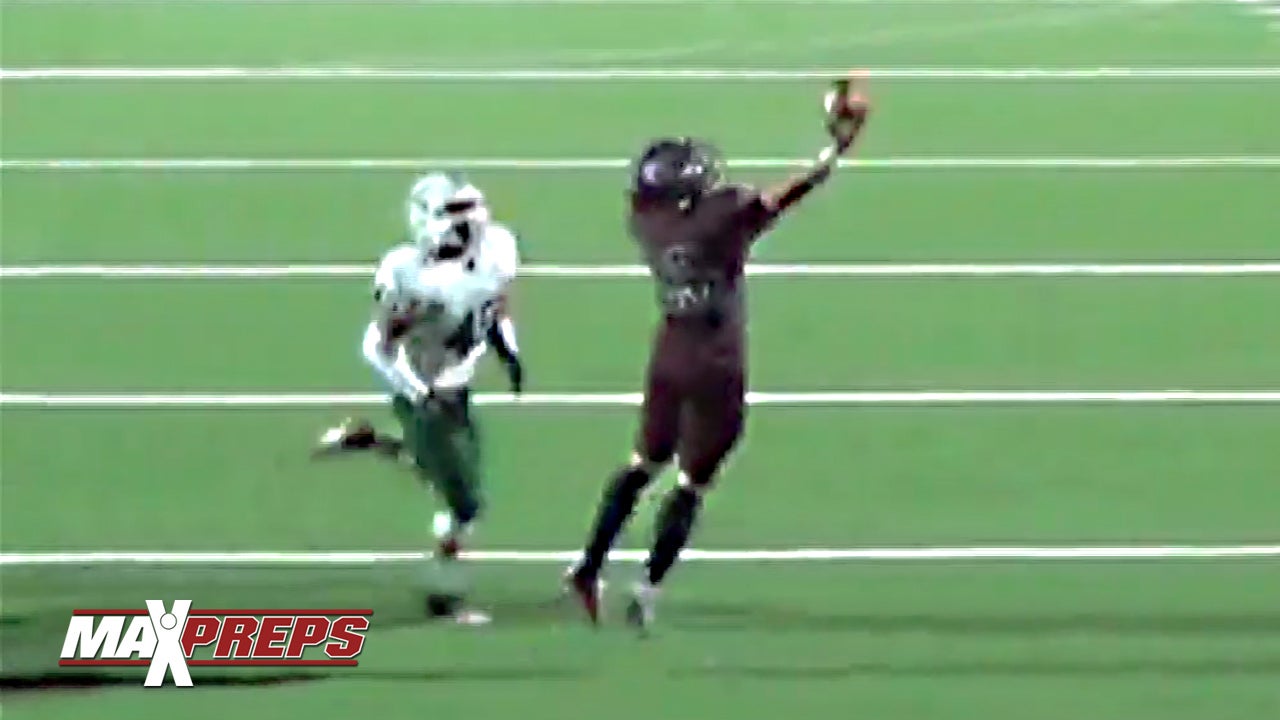 RB makes 1 handed catch for the score