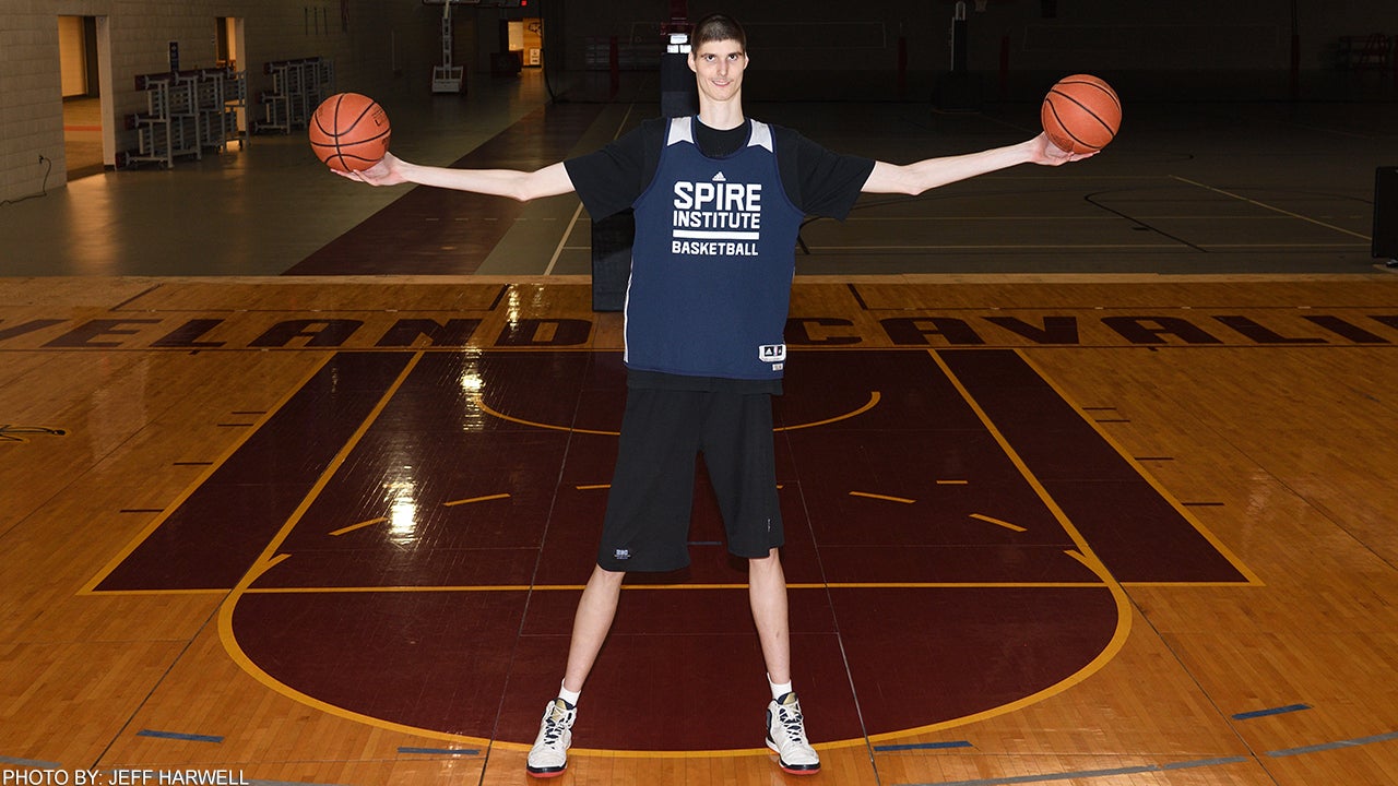 Photos of 7-foot-7 Robert Bobroczky