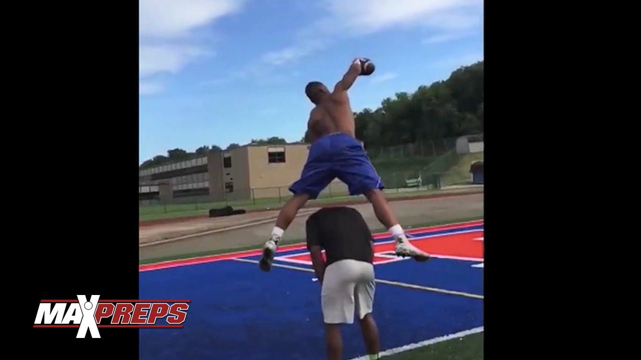 Khaleke Hudson makes jaw-dropping grab over teammate