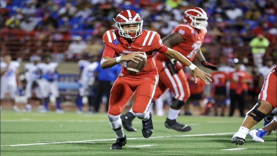 Sophomore season highlights of Mater Dei's (CA) 4-star quarterback Elijah Brown. He threw for over 2,500 yards and 30 touchdowns while completing nearly 75 percent of his passes.